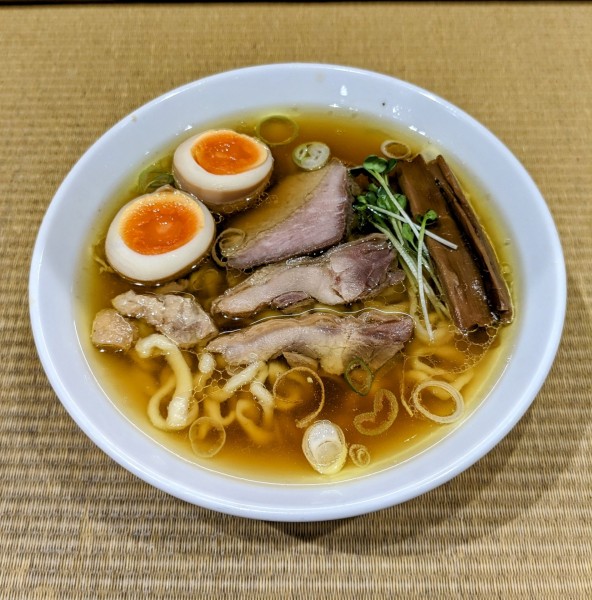 「親鶏中華そば860円＋自家製煮卵100円」@手打 親鶏中華そば 綾川の写真