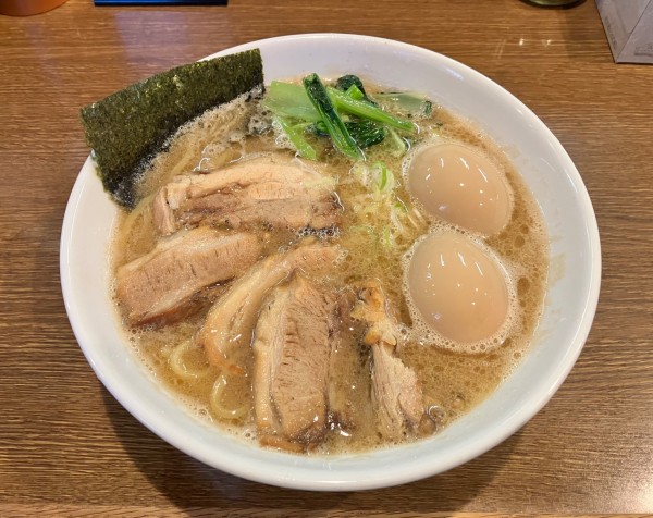 「豚骨醤油(チャーシュー・味玉)並＋味玉」@豚蔵の写真