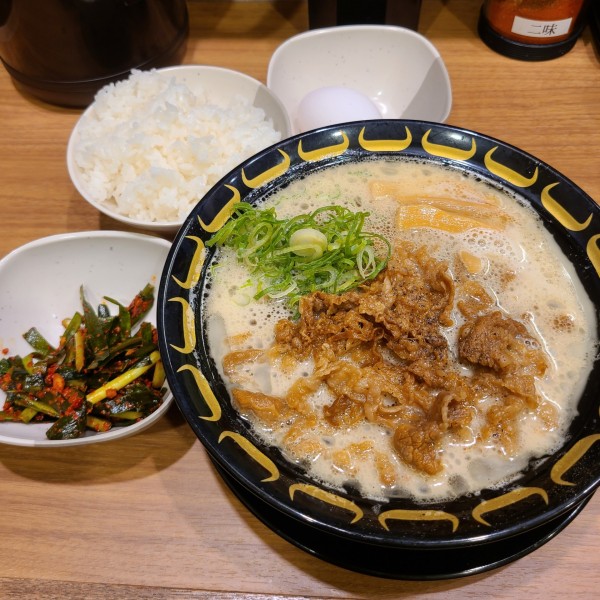 「濃厚牛肉ラーメン(牛肉大盛・中太麺)+名物ニラキムチ」@大阪スタミナ牛肉ラーメン わだ 西池袋店の写真