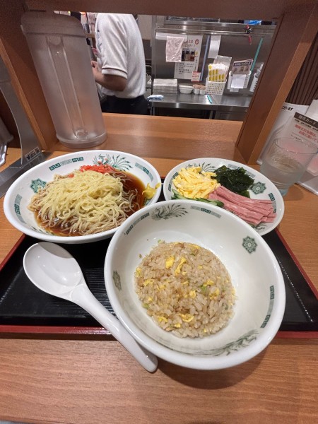 「黒酢醤油冷やし麺+半炒飯セット880円」@日高屋 方南町駅前店の写真