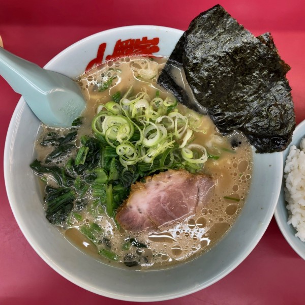「醤油ラーメン￥0（サービス券10枚）＋ほうれん草￥140」@山岡家 結城店の写真