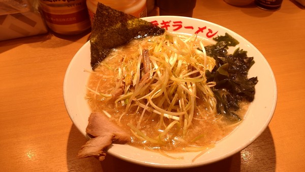 「ネギラーメン　880円」@○新 ネギラーメン 新橋店の写真