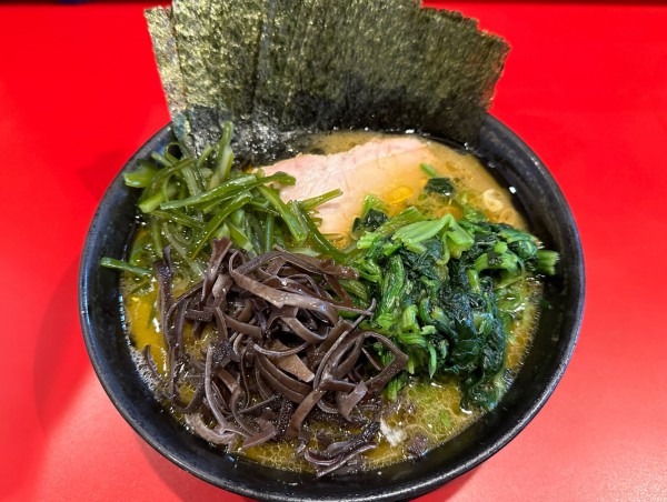 「Aトッピング980円+茎わかめ110円+木耳70円」@家系ラーメン 稲葉家の写真