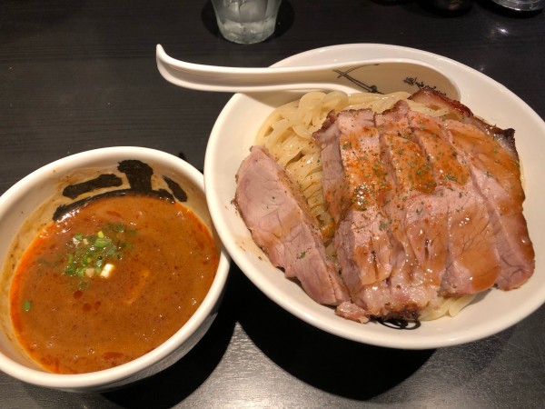 「濃厚赤厚切りローストポークつけ麺」@麺屋武蔵 武骨相傳の写真