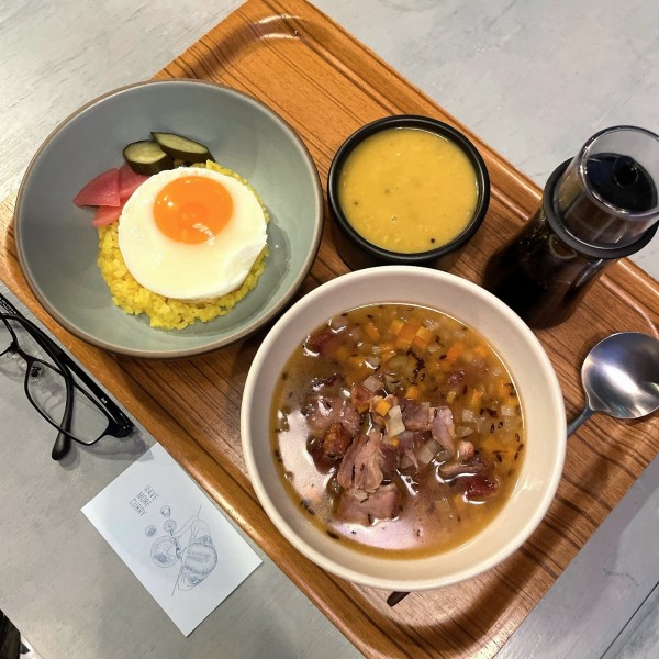 「発酵スープのポークカレー　豆のカレー　フライドエッグ」@ハブモアカレーの写真