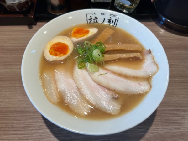 「醤油ラーメン全部のせ」@拉ノ刻の写真