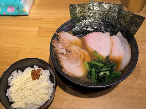 「豚骨醤油ラーメン＋燻煙＆バラチャーシュー＋半ライス」@麺家 燻の写真