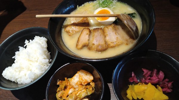 「白湯らーめん、サービスライス、キムチ、漬物」@らーめん本郷亭 名駅店の写真