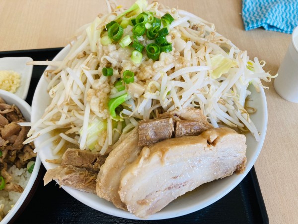 「【限定】野菜とんこつ(野菜700g 麺200g 肉増し)＋焼肉丼」@千極煮干 アネックスの写真