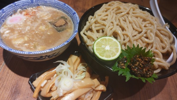 「生七味つけ麺(特盛) ・季節の柑橘・メンマ ￥1,520」@六厘舎 大崎店の写真