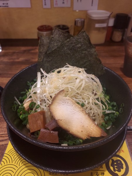 「煮干し油そば」@油そばまぜそば専門店 まる伊の写真