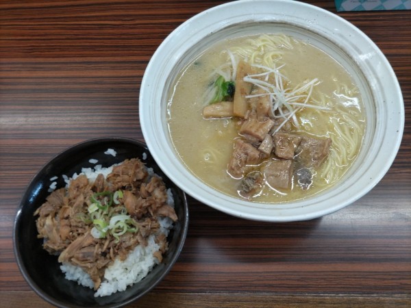 「塩もつそば+まかない丼」@もつの屋の写真