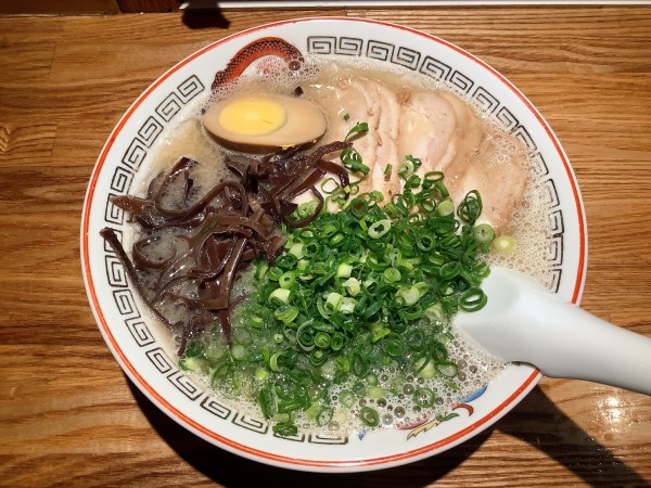 「特製ラーメン+替玉」@博多ラーメン でぶちゃん 高田馬場本店の写真