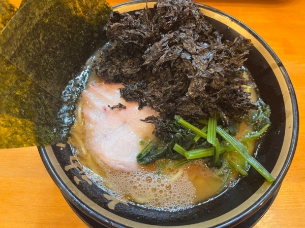 「ラーメン並750円＋岩のり100円」@横浜家系ラーメン 大神家の写真