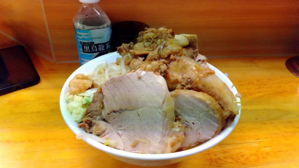 「小麺少なめ豚ダブル、ヤサイニンニクマシマシアブラカラメ」@ラーメン二郎 立川店の写真