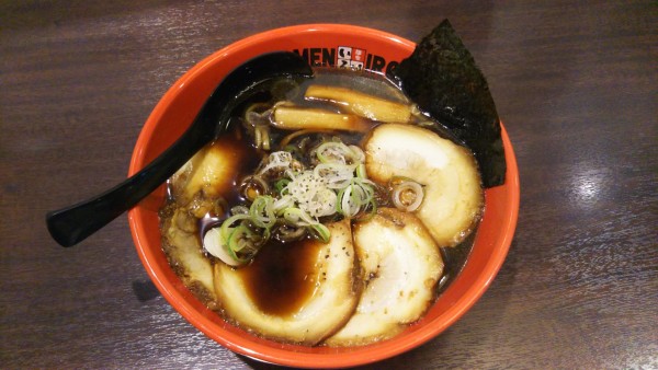 「富山ブラックチャーシューめん」@豚系 麺家いろは 秋葉原店の写真