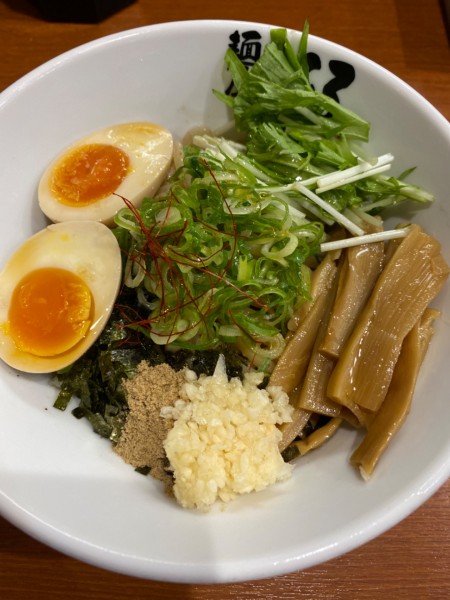 「【限定】冷やしまぜそば(塩)　９００円」@麺屋こころ 六角橋店の写真