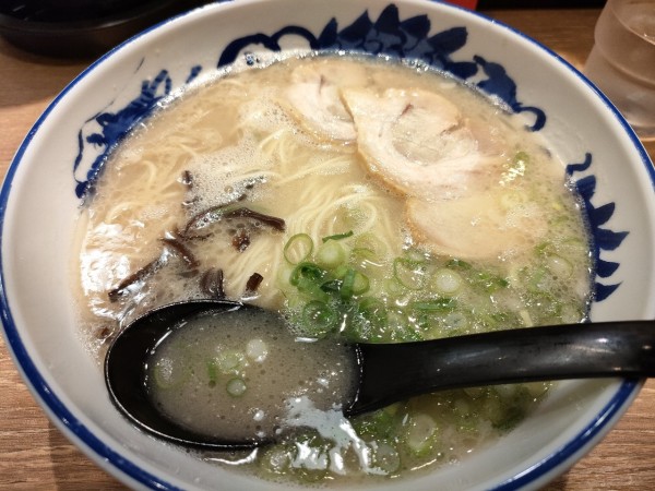 「ラーメン硬め 800円」@元祖 糸島ラーメン銅羅 空港店の写真
