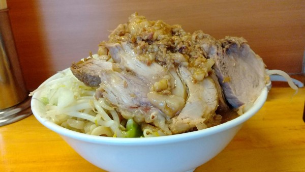 「小麺少なめ豚ダブル、ヤサイニンニクマシアブラカラメ」@ラーメン二郎 立川店の写真