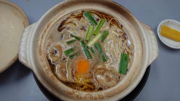 「鍋焼きラーメン(しょうゆ)850円」@鍋焼きラーメン まゆみの店の写真