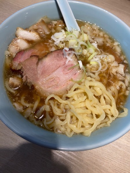 「醤油MIXチャーシュー麺+限定手打ち細麺+背脂 1500」@まるえ中華そばの写真