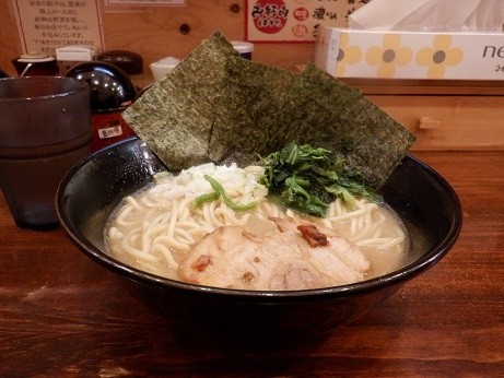 「醤油豚骨らーめん」@濃厚豚骨らーめん 吉春家の写真