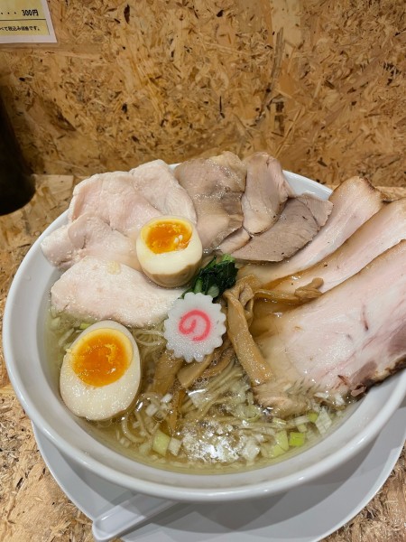 「特製三種肉盛り塩鶏中華そば（大盛）」@麺処 若武者 越谷店の写真