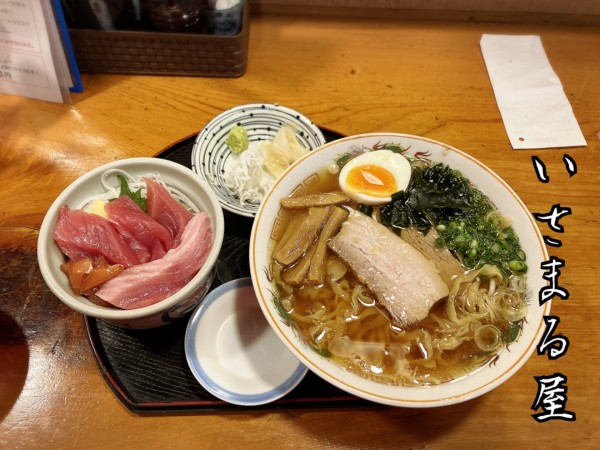 「天然本マグロ丼ハーフ＆らーめん￥1300」@マグロ食堂 いさまる屋の写真