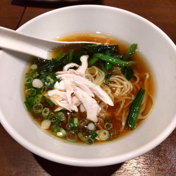 「淡麗鶏だし醤油ラーメン（￥498）※」@やきとり家 すみれ 池上店の写真