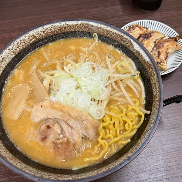 「札幌味噌ラーメン＋手作り餃子（３個）」@麺屋とみよしの写真
