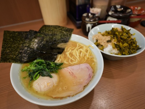 「ラーメン 並 麺硬め＋味濃いめ＋油多め＋くずれ玉子」@家系らーめん 武将家 外伝の写真