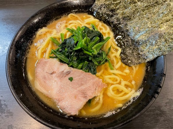 「ラーメン」@横浜家系豚骨醤油極太麺 侍 伏見店の写真