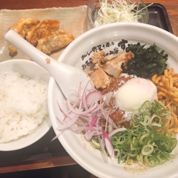 「有機カレーまぜそば930円、揚げ餃子セット350円」@有機栽培野菜のラーメン すみれの写真