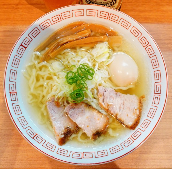 「味玉塩ラーメン＋ビンビール」@喜多方ラーメン 新じまの写真