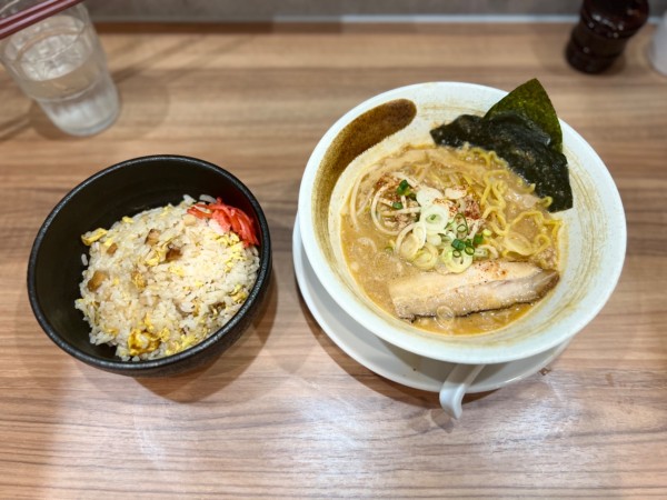 「半辛味噌.チャーハンセット(2辛)940円」@札幌味噌拉麺 かけるの写真