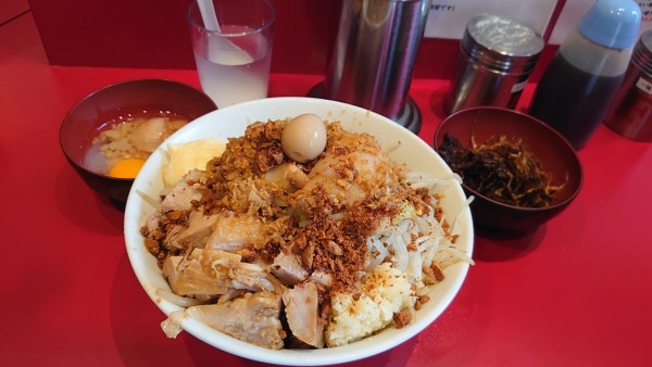 「夏限定/冷やし中華/少な目/脂生卵/焦がしネギ/全部」@麺屋HEROの写真