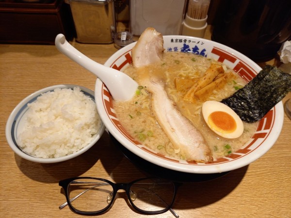 「東京豚骨ラーメン(大盛無料)かため・多め。ライス無料。」@屯ちん 川崎店の写真