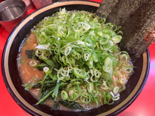 「ラーメン中900円＋九条ネギ150円」@横浜家系ラーメン 大﨑家の写真