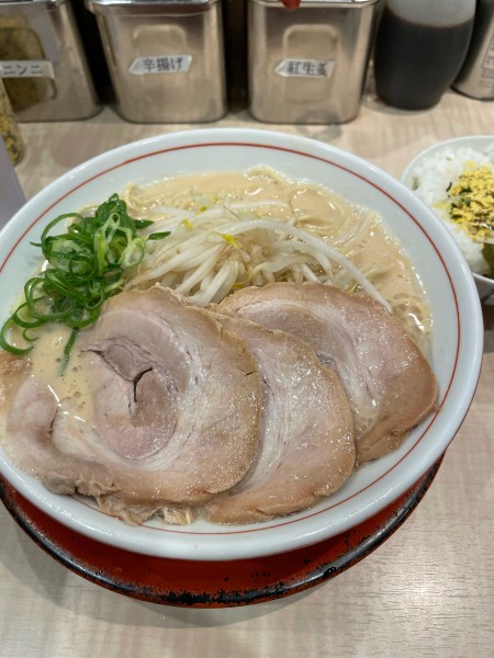 「豚骨ラーメン（豚2枚マシ）790円」@替玉千里眼 志木店の写真
