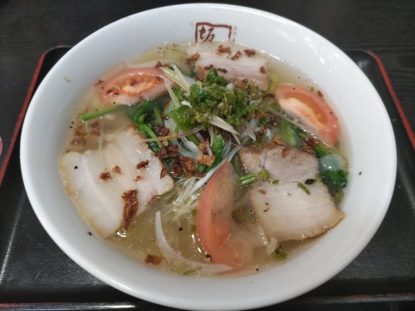 「青唐うま塩ラーメン夏・辛さ増し+小ライス」@喜多方ラーメン 坂内 汐留シティセンター店の写真