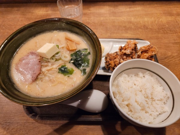 「味噌バターラーメン、唐揚げ、ご飯セット」@手作りの味噌らーめん 味噌樽の写真