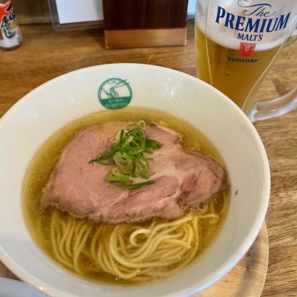 「【金・土曜限定20食】軍鶏SOBA しお＋生ビール」@らーめんshigetomiの写真