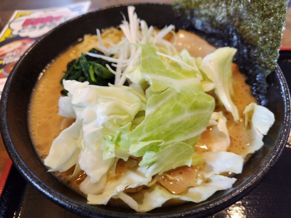 「醤油とんこつラーメン　※クーポンで５００円　＋キャベツ」@ラーメン 白  本店の写真
