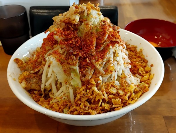 「汁なし小ヤサイマシアブラ少900円」@麺屋 大金の写真