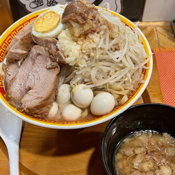 「ラーメン【豚２枚・半玉子】（ニンニク少・野菜・脂）うずら」@えどもんどの写真