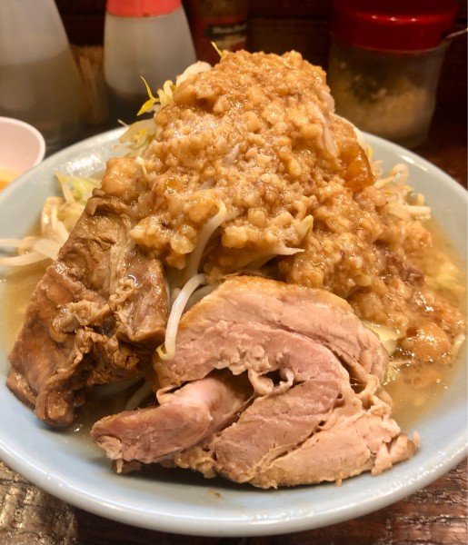 「中ラーメン野菜マシアブラマシマシ 生卵 900+50円」@立川マシマシの写真