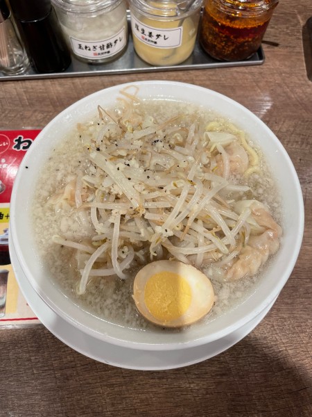 「塩ニンニク粗びき肉汁雲呑麺(990円)」@広州市場 横浜ポルタ店の写真