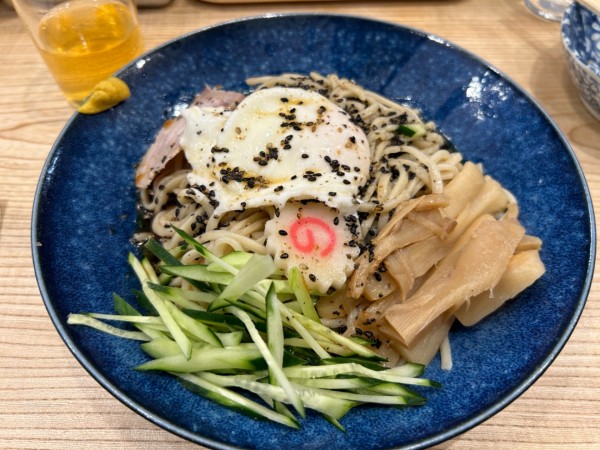 「冷やし中華600円+玉子50円+まかない皿300円+赤星」@らーめん 高尾の写真