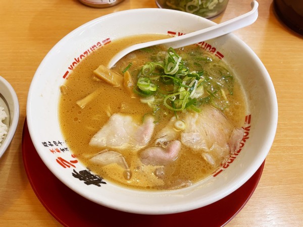 「ラーメン(並) + Bセット(小ライス+餃子6個)」@ラーメン横綱 鈴鹿店の写真