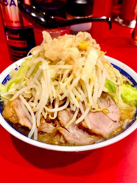 「大豚入り(豚4枚) ヤサイアブラ」@ラーメン二郎 生田駅前店の写真